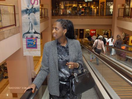 ma m&egrave;re dans le centre comerciale a paris